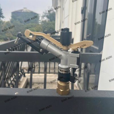 Béc cánh đập chân ren đồng 34MM , chất liệu thân béc bằng hợp kim nhôm , chỉnh góc tuỳ ý, bán kính tưới 10-15 mét , lắp với ren ngoài PVC 34MM