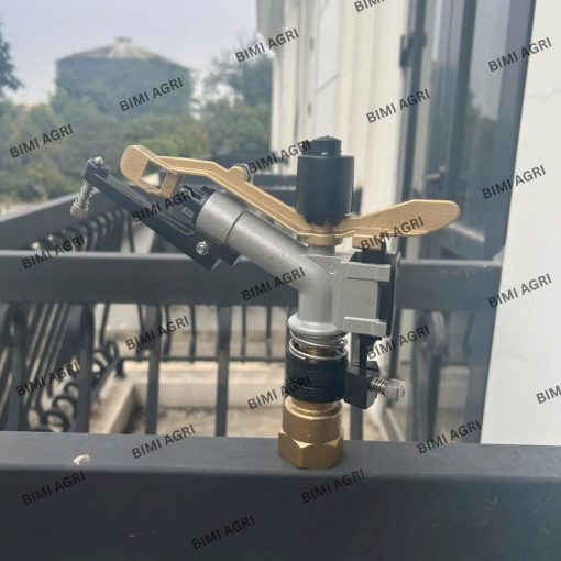 Béc cánh đập chân ren đồng 34MM , chất liệu thân béc bằng hợp kim nhôm , chỉnh góc tuỳ ý, bán kính tưới 10-15 mét , lắp với ren ngoài PVC 34MM