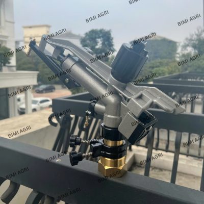 Béc cánh đập chân ren bằng đồng kích cỡ 42 MM, bán kính tưới 20-25 mét, kết nối với chân ren ngoài PVC cỡ 42MM