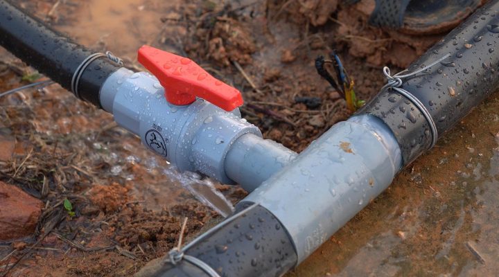 hệ thống ống tưới bị rò rỉ nước